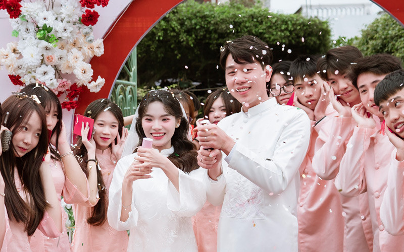 Ngày ăn hỏi và ngày cưới, Dịu phải đi đôi giày cao gót 15cm