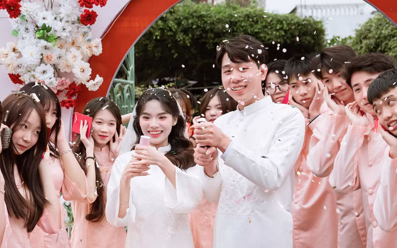 Ngày ăn hỏi và ngày cưới, Dịu phải đi đôi giày cao gót 15cm Ngày ăn hỏi và ngày cưới, Dịu phải đi đôi giày cao gót 15cm