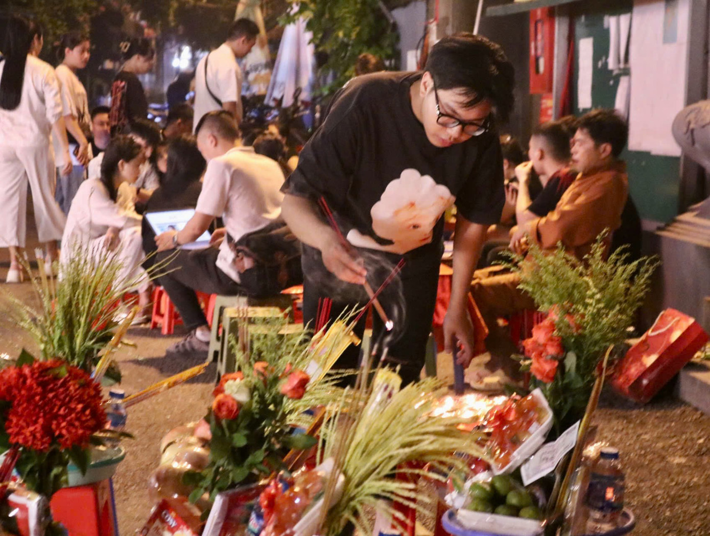 Các bạn trẻ đến đây đều với mong muốn cầu cho việc buôn bán hanh thông, hơn thế nữa là cầu cho gia đình bình an, hạnh phúc, cầu phúc an lành cho bố mẹ, đấng sinh thành vào dịp lễ Vu Lan báo hiếu.