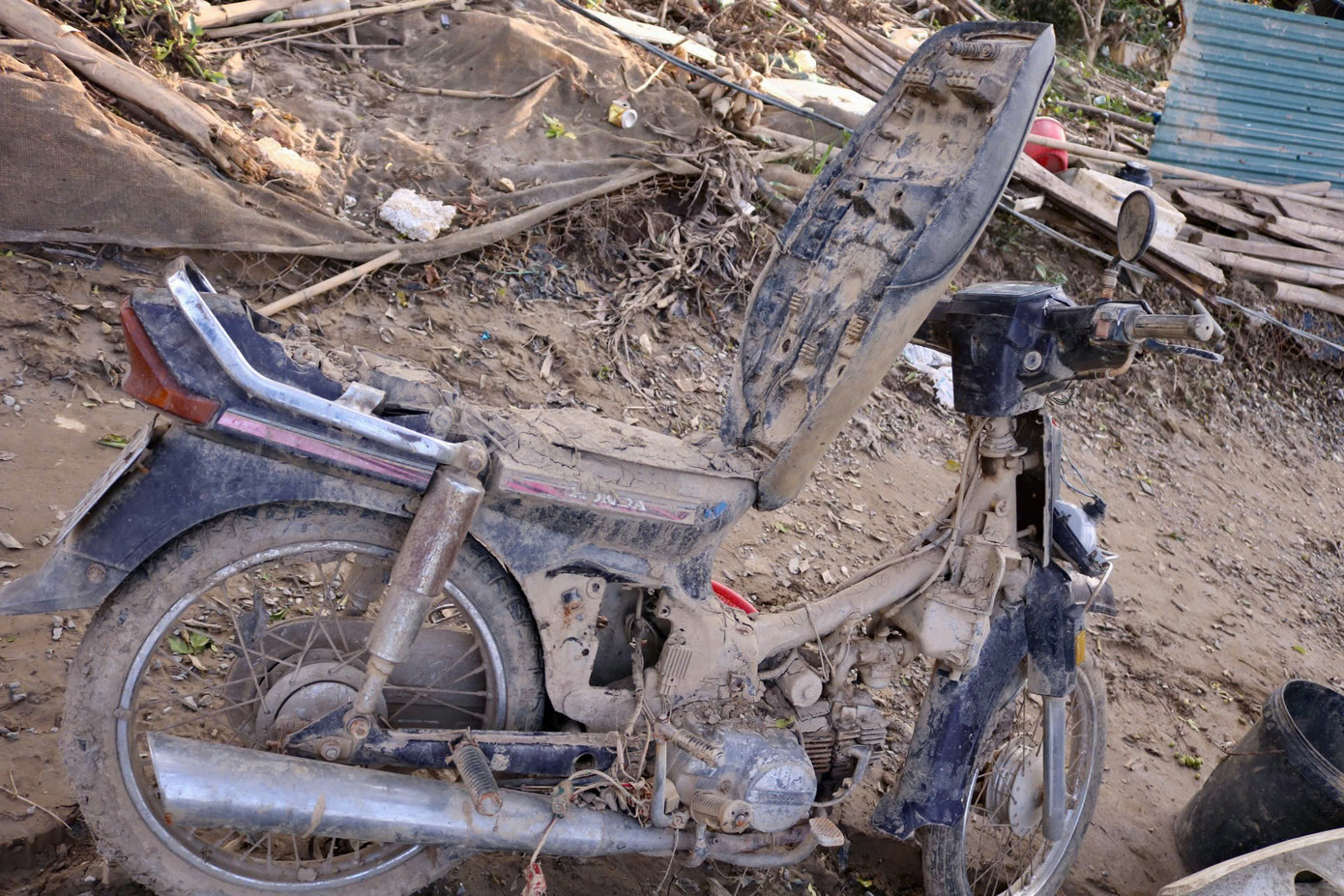 Nhớ lại đêm nước lũ dâng, anh Sơn kể: "Tối hôm đó nước lên nhanh quá nên tôi bảo gia đình di chuyển đến vùng an toàn trước còn đồ đạc có kịp chạy gì đâu. Giờ trở về, phát hiện đồ đạc bị ngâm nước đã hỏng hết, cái téc nước đã buộc vào cây rồi còn trôi đi tận đâu nay vừa mới đi xin lại, xe máy chưa kịp chuyển đi nên cũng cùng cảnh ngâm nước mấy ngày nay". Nhớ lại đêm nước lũ dâng, anh Sơn kể: "Tối hôm đó nước lên nhanh quá nên tôi bảo gia đình di chuyển đến vùng an toàn trước còn đồ đạc có kịp chạy gì đâu. Giờ trở về, phát hiện đồ đạc bị ngâm nước đã hỏng hết, cái téc nước đã buộc vào cây rồi còn trôi đi tận đâu nay vừa mới đi xin lại, xe máy chưa kịp chuyển đi nên cũng cùng cảnh ngâm nước mấy ngày nay".
