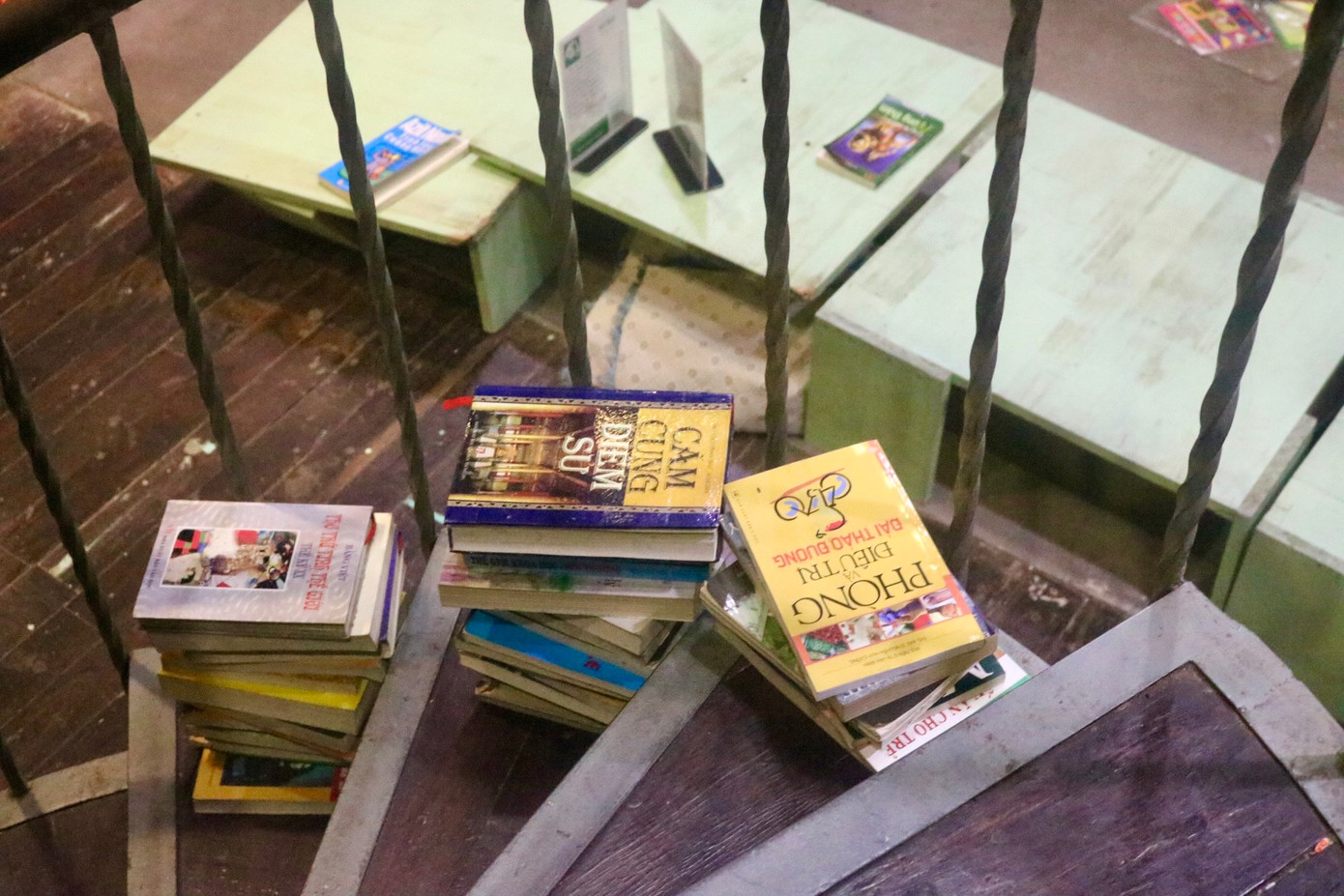 &quot;Dẫu có bạc vàng trăm vạn lạng - Chẳng bằng kinh sử một vài pho&quot;.