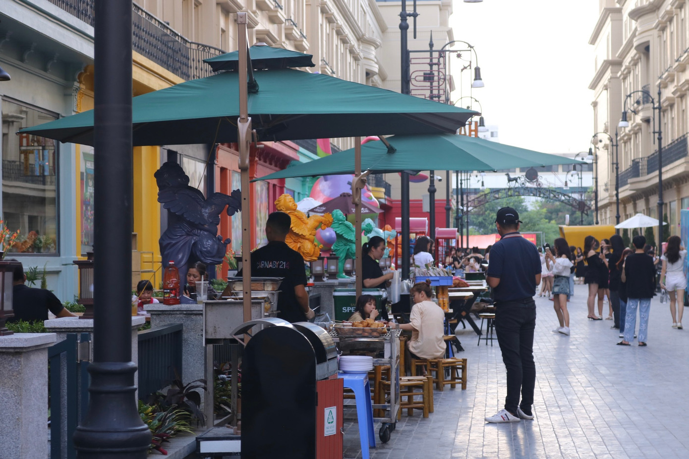 Với không gian đậm chất châu Âu giữa lòng Hà Nội, con phố nhỏ này đã được nhiều bạn trẻ lui tới.