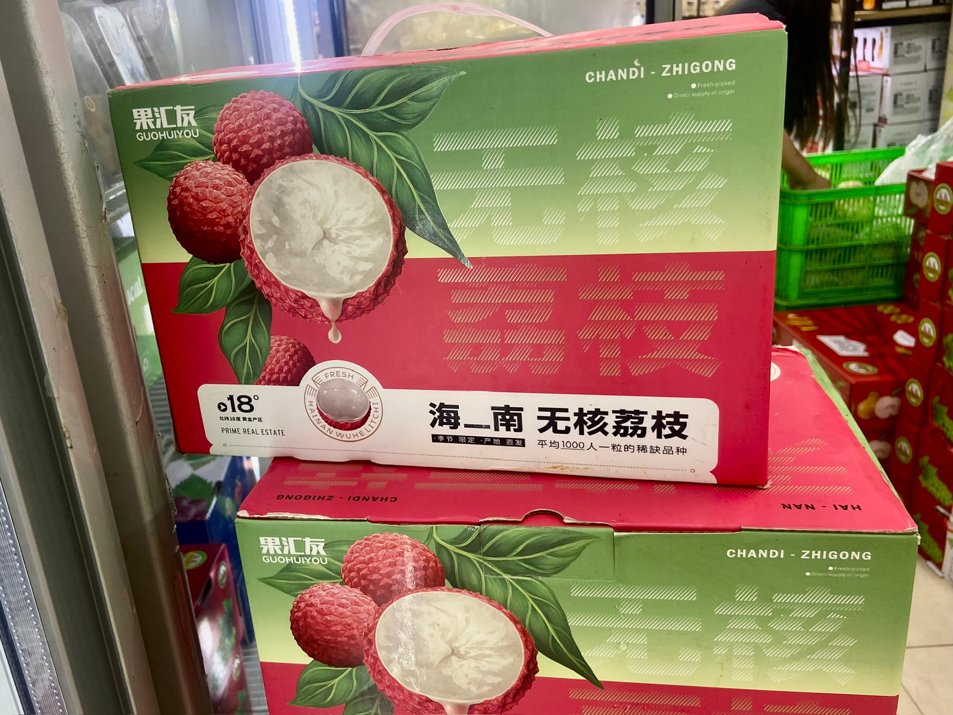 Thùng vải có trọng lượng 1kg được đóng trong thùng xốp, bên ngoài là thùng giấy ghi nhãn hiệu, xuất xứ Trung Quốc. Ảnh: LTD.
