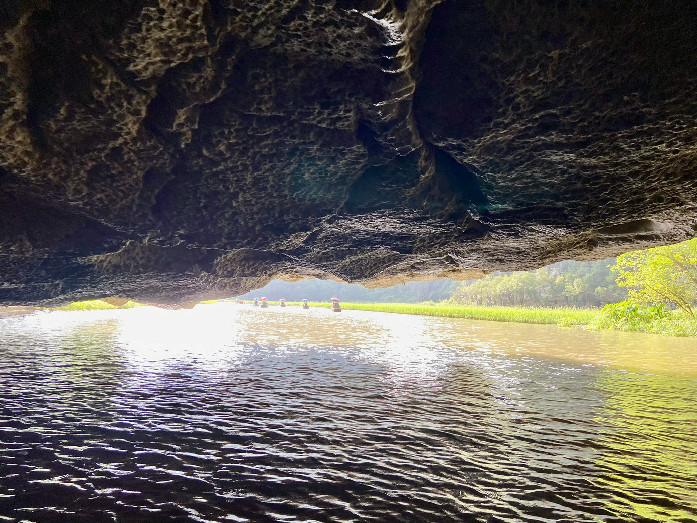 Tam Cốc gồm có 3 hang động là hang Cả, hang Hai và hang Ba. Hang cả là hang động tham quan đầu tiên và là hang dài nhất trong 3 hang với độ cao lên đến 20m và chiều dài hơn 127m được bao phủ bởi lớp nhũ đá và măng đá xung quanh tạo nên những hình thù đặc biệt.