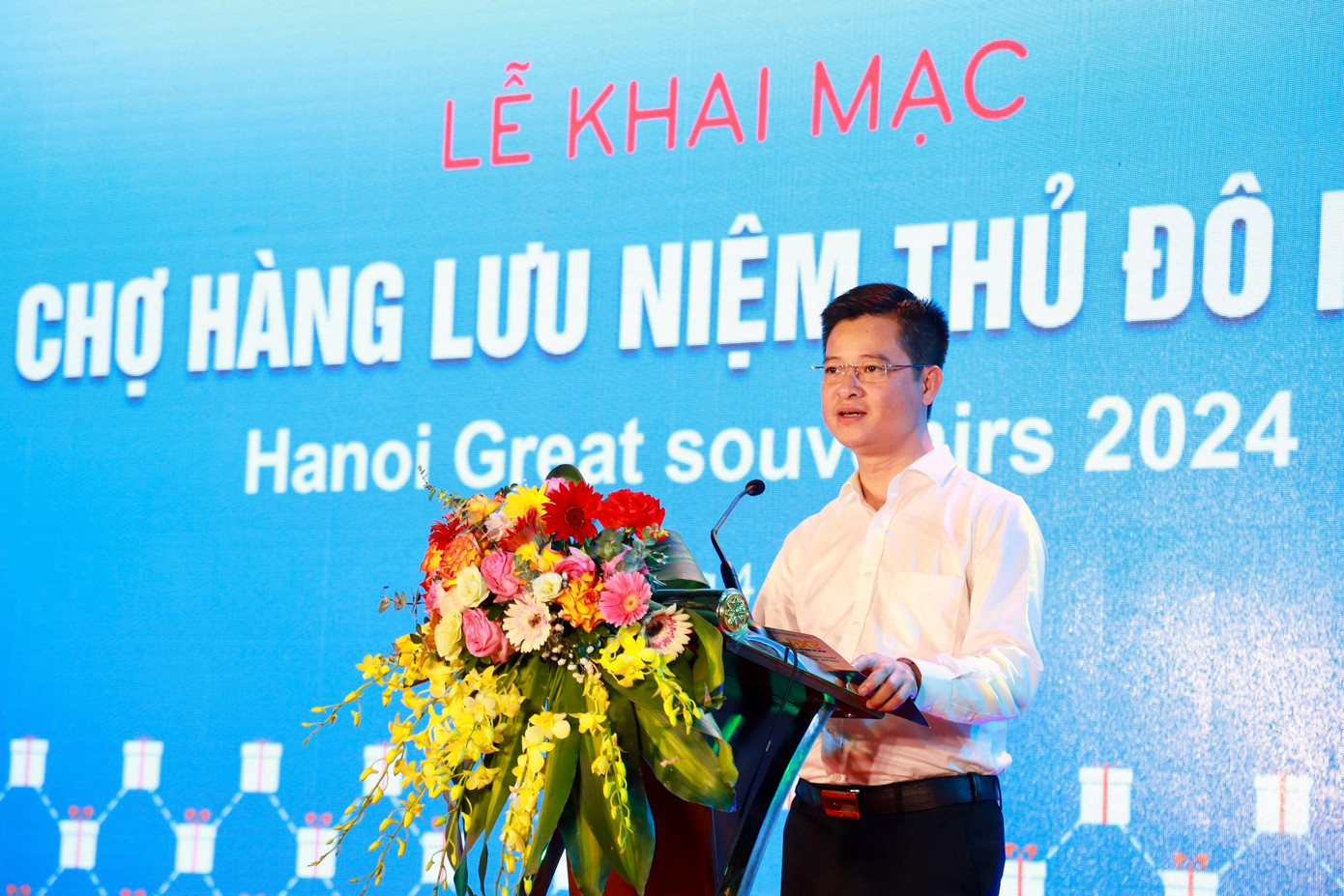 Phát biểu khai mạc, Phó Giám đốc Sở Công Thương Hà Nội Nguyễn Thế Hiệp cho biết, hội chợ Hàng lưu niệm Thủ đô 2024 là cơ hội để các doanh nghiệp, cơ sở sản xuất kinh doanh hàng lưu niệm, thủ công mỹ nghệ quảng bá, giới thiệu sản phẩm, tìm kiếm khách hàng, kết nối kinh doanh mở rộng thị trường.