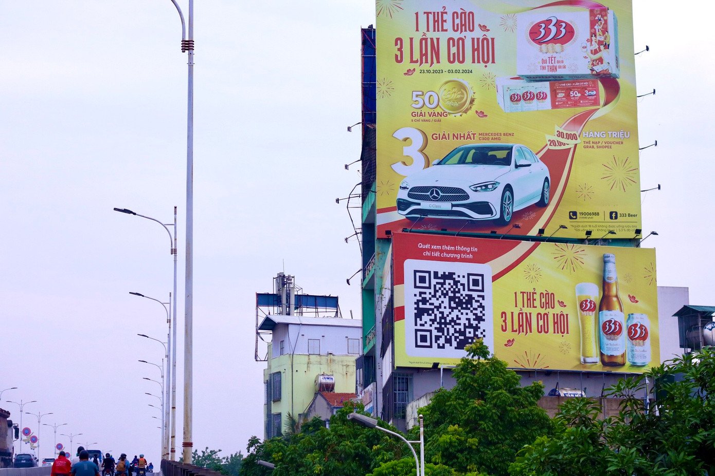 Khảo sát tại nhiều tuyến phố cho thấy, biển quảng cáo vi phạm sau thời gian tạm lắng nay đã được lắp dựng trở lại khá rầm rộ. Điển hình là dọc hai bên cầu Vĩnh Tuy, Nhật Tân, các ngã tư lớn như: Ngã Tư Sở, Ngã Tư Vọng, ngã năm Ô Chợ Dừa, dọc hai bên đường Trường Chinh, Đại La, Nguyễn Trãi, Thái Hà, Trần Khát Chân... đều tái xuất tình trạng vi phạm biển quảng cáo. Nhiều nhà dân đã sử dụng toàn bộ mặt tiền của căn nhà để cho thuê treo biển quảng cáo đã chắn lối thoát hiểm, ban công của tòa nhà.