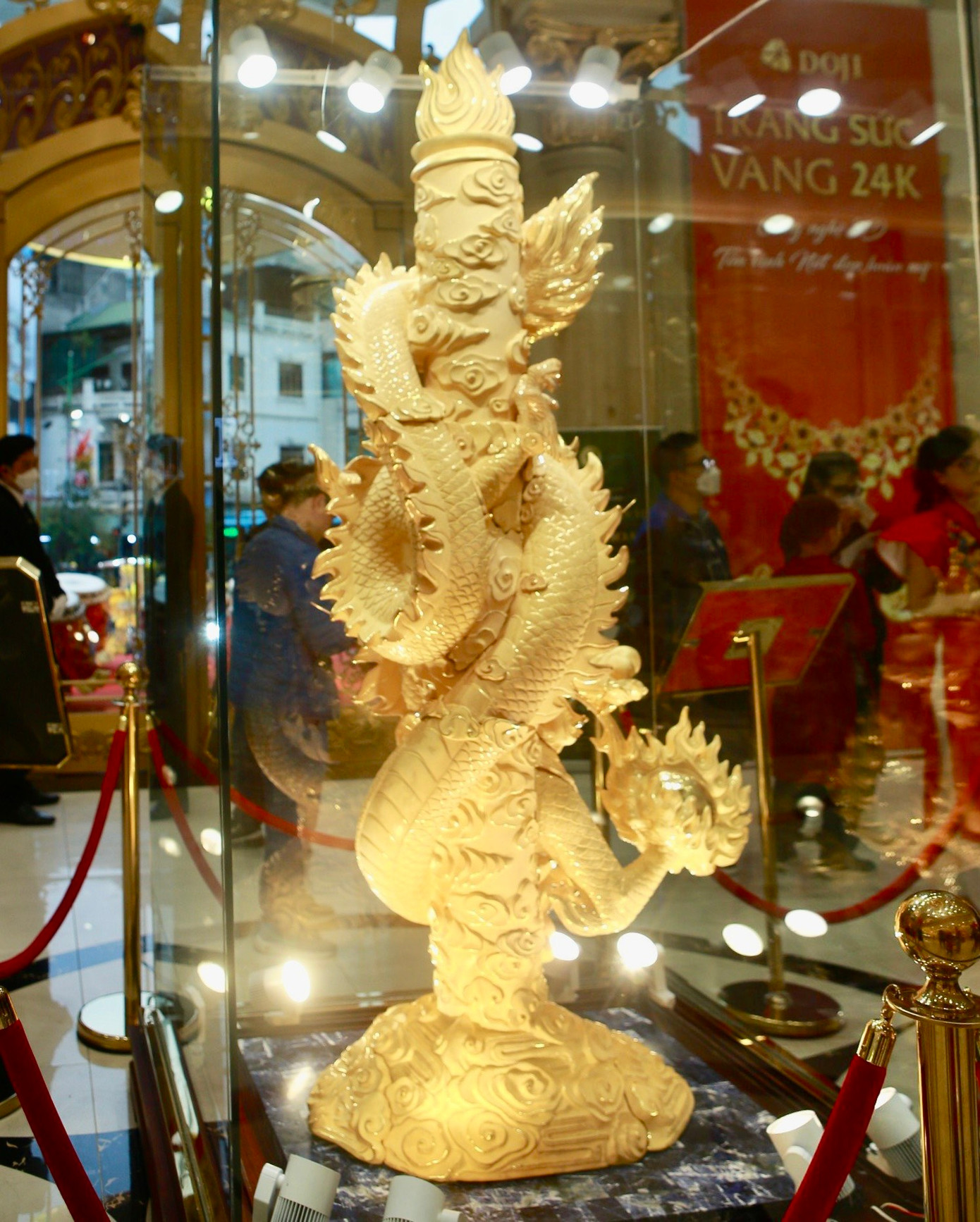 Thông tin từ đại diện đơn vị vàng DOJI cho biết, Đại Long nhả ngọc được chế tác hoàn toàn thủ công và được đặt trên kệ gỗ hương nên có mùi thơm rất đặc biệt. Sản phẩm đã được xác lập kỷ lục là sản phẩm phủ vàng lớn nhất Việt Nam từ năm 2019.