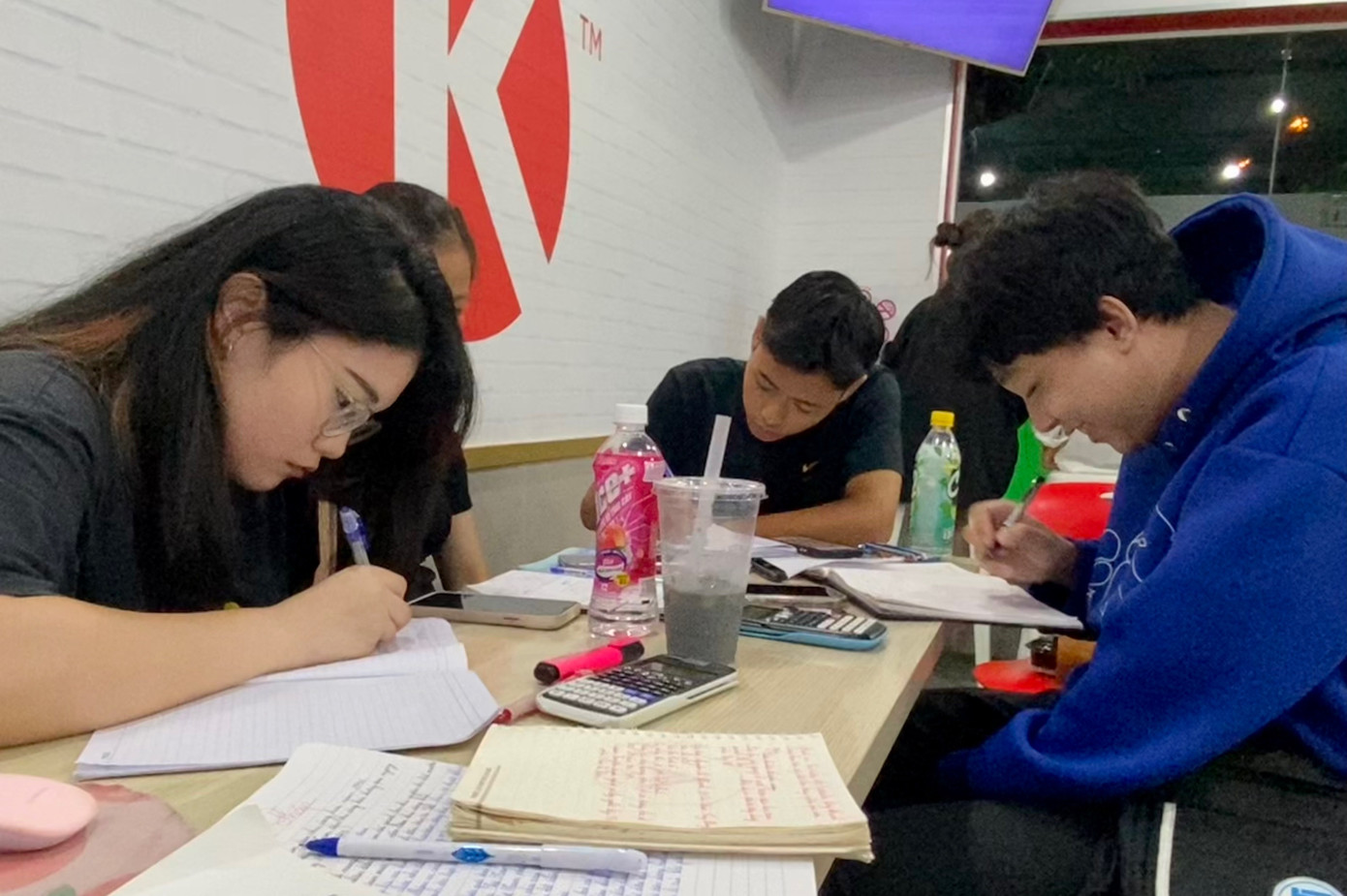 Thay vì học tại phòng, nhiều bạn trẻ rủ nhau ra quán cafe để tăng cảm hứng học, lại thuận tiện trao đổi bài. Ảnh: Lâm Thùy Dương