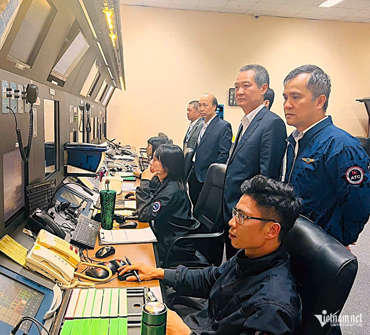 Lãnh đạo Công ty trực tiếp chỉ đạo phương thức bay mới tại sân Nội Bài. Ảnh: N. Huyền.