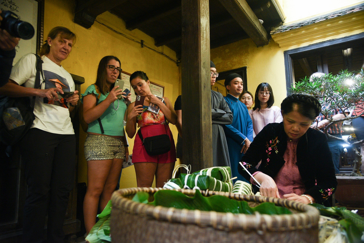 Du khách thích thú đến tham quan.