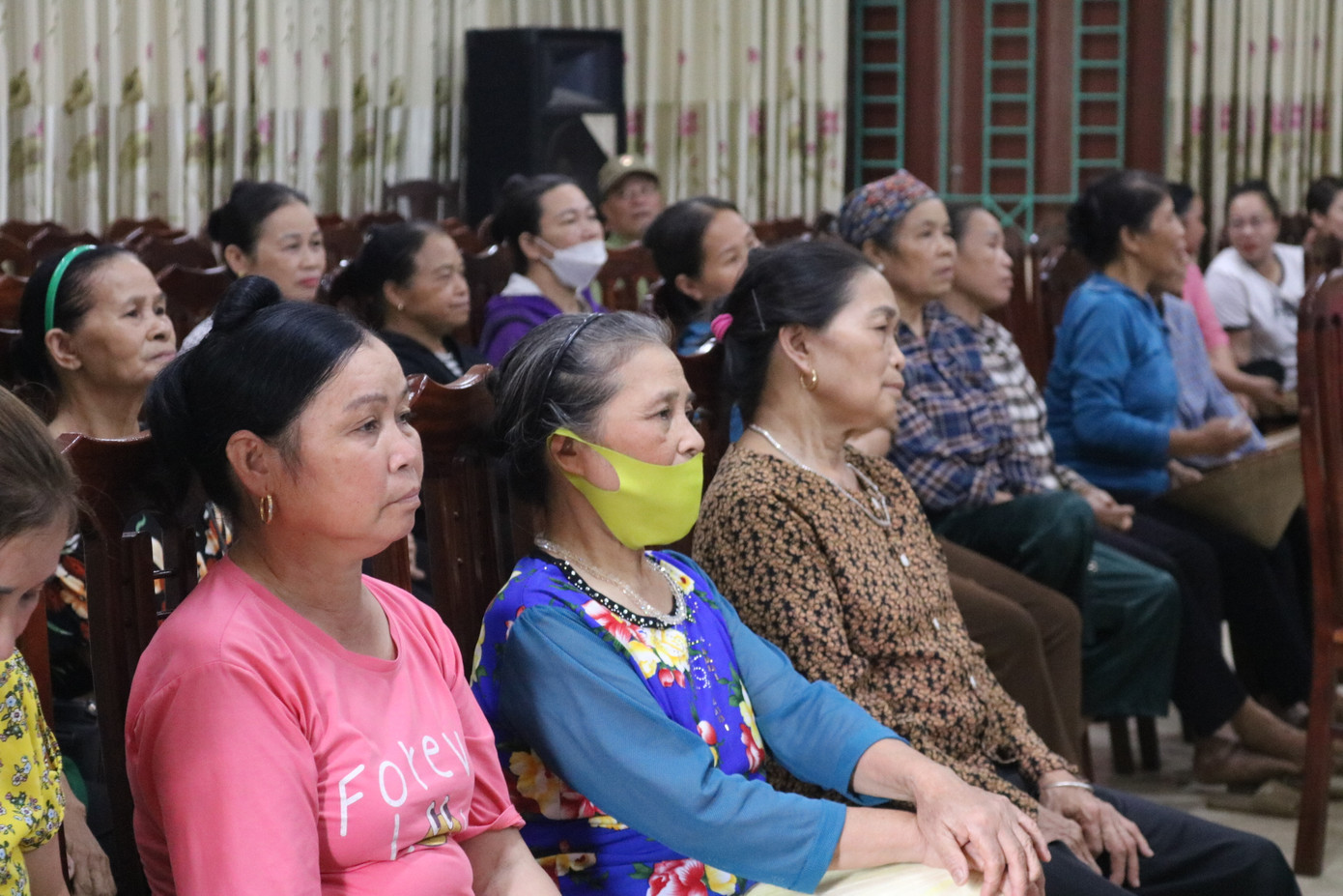 Bà con nhân dân tham dự hội nghị triển khai công tác bình đẳng giới Bà con nhân dân tham dự hội nghị triển khai công tác bình đẳng giới