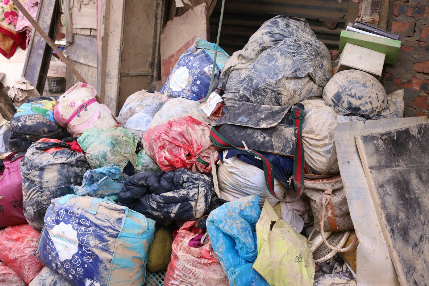 Quần áo, chăn màn bám đầy đất chưa kịp dọn được đem ra ngoài phơi. Tuy nơi đây đã được một số đoàn tình nguyện viên vào giúp sức dọn dẹp nhưng vẫn chưa thể hết được rác và đất bẩn. Quần áo, chăn màn bám đầy đất chưa kịp dọn được đem ra ngoài phơi. Tuy nơi đây đã được một số đoàn tình nguyện viên vào giúp sức dọn dẹp nhưng vẫn chưa thể hết được rác và đất bẩn.