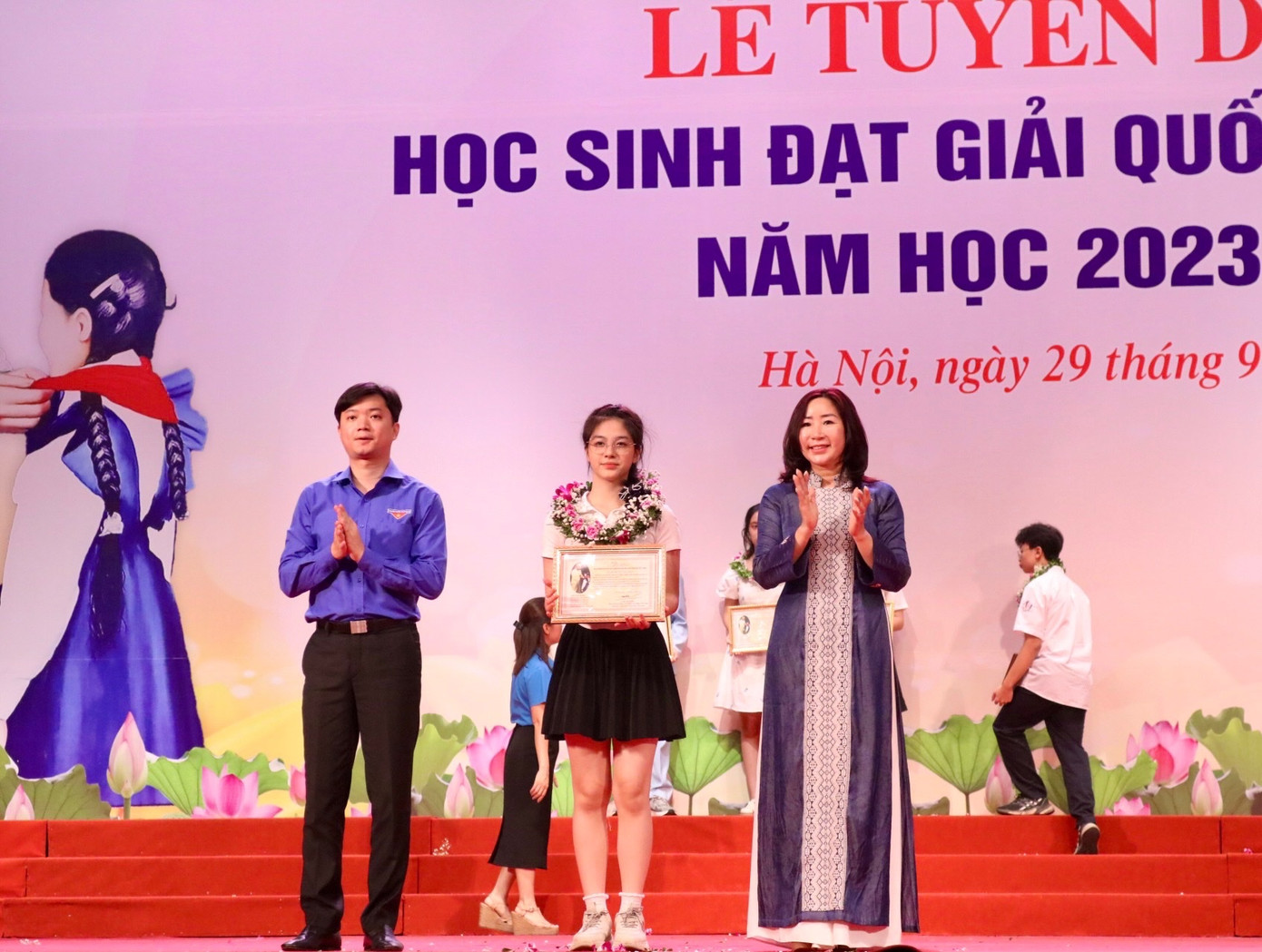 Tại Lễ tuyên dương, các em học sinh được lãnh đạo ban, bộ ngành, đoàn thể trung ương và lãnh đạo Công đoàn Viên chức Việt Nam trao phần thưởng. Tại Lễ tuyên dương, các em học sinh được lãnh đạo ban, bộ ngành, đoàn thể trung ương và lãnh đạo Công đoàn Viên chức Việt Nam trao phần thưởng.