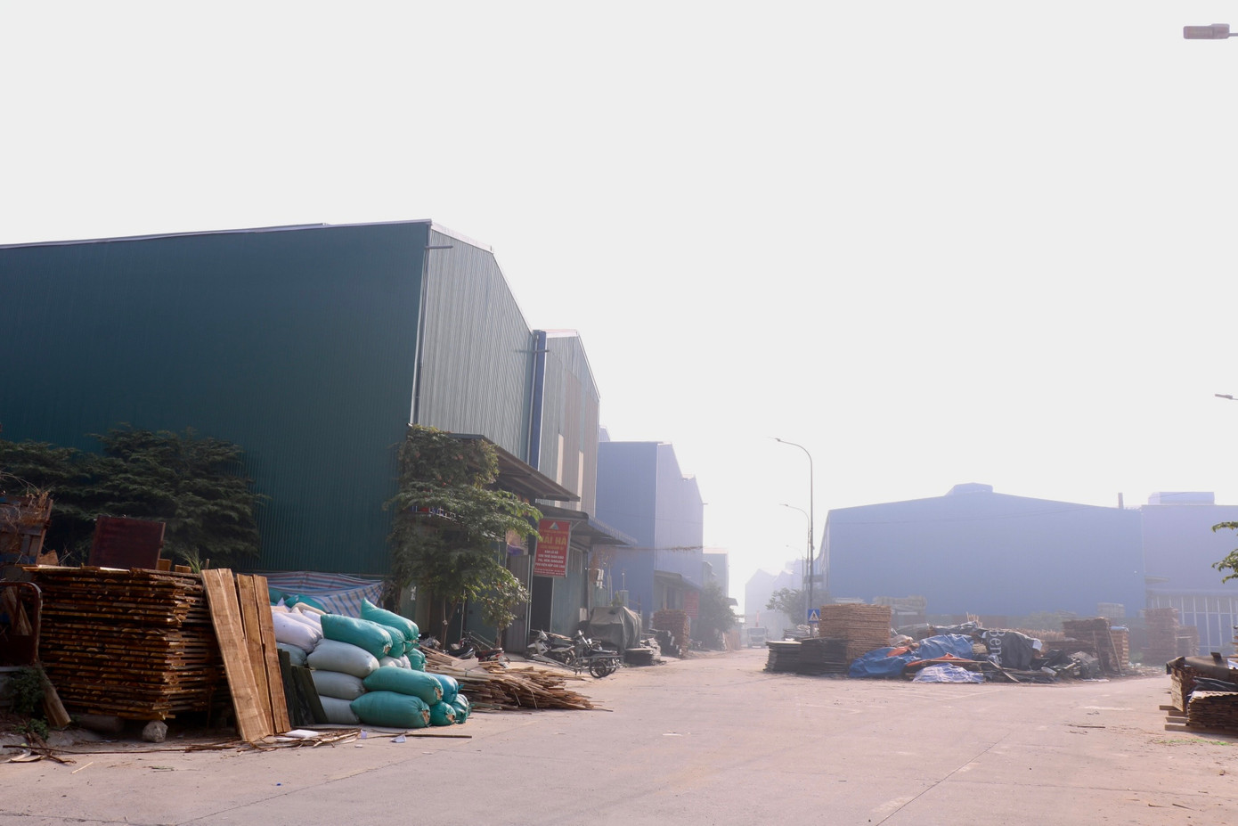 Cụm công nghiệp tập trung của làng nghề trên địa bàn xã Liên Trung vẫn chìm trong khói bụi dù đã gần trưa. Cụm công nghiệp tập trung của làng nghề trên địa bàn xã Liên Trung vẫn chìm trong khói bụi dù đã gần trưa.