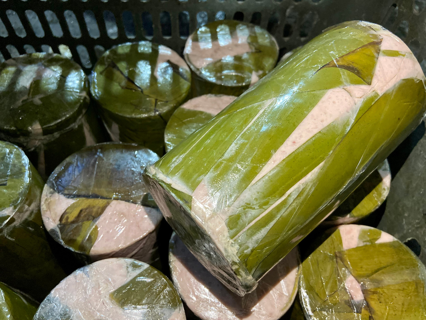 Từ sáng sớm tinh mơ, nhiều người đã có mặt tại nhà ông Thụ để "giành phần" giò, vậy mà vẫn có nhiều người lấy một lần không đủ số lượng nên đành phải đặt sang những ngày tới. Từ sáng sớm tinh mơ, nhiều người đã có mặt tại nhà ông Thụ để "giành phần" giò, vậy mà vẫn có nhiều người lấy một lần không đủ số lượng nên đành phải đặt sang những ngày tới.