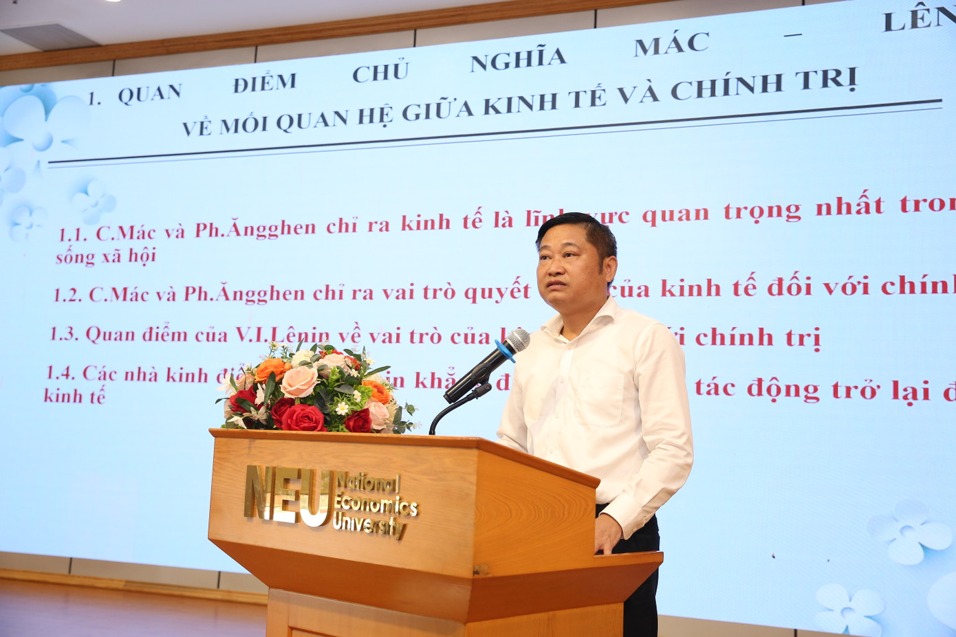 TS Đinh Văn Thụy, Viện Triết học, Học viện Chính trị Quốc gia Hồ Chí Minh trình bày tham luận về "Sự vận dụng quan điểm chủ nghĩa Mác - Lênin về quan hệ giữa kinh tế và chính trị trong đổi mới ở Việt Nam".