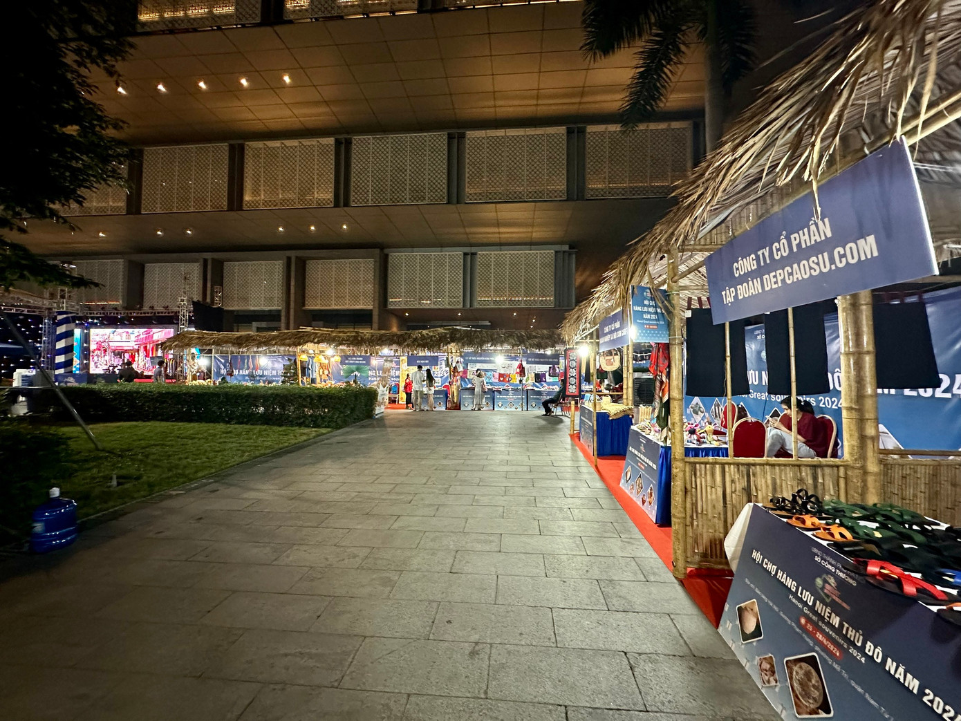 Hội chợ được tổ chức với quy mô lên tới 100 gian hàng trưng bày các sản phẩm thủ công mỹ nghệ có thiết kế mới nhằm quảng bá, giới thiệu xúc tiến tiêu thụ sản phẩm hàng lưu niệm.