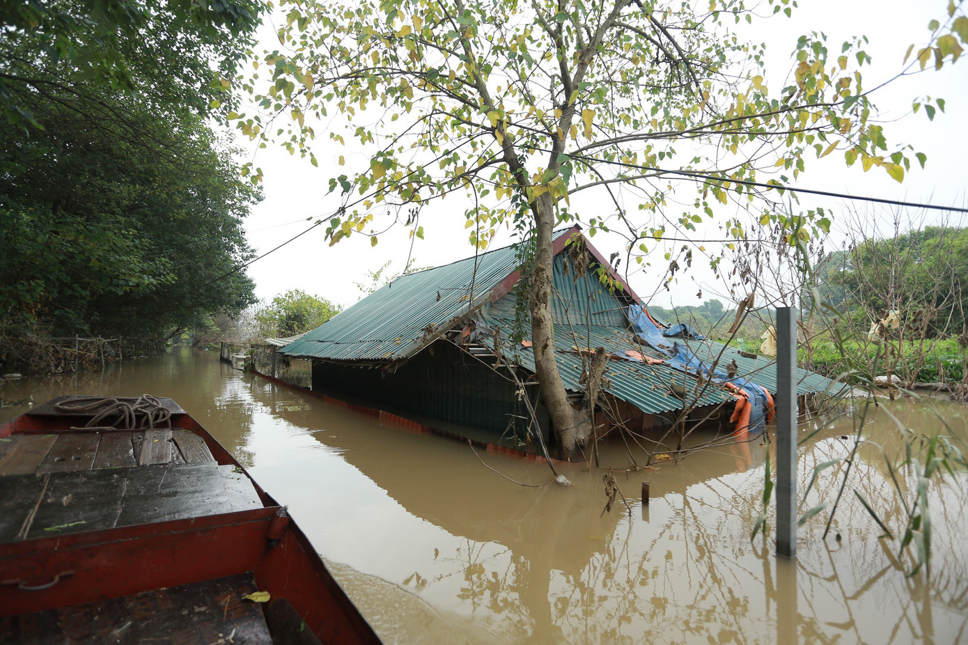 Tại khu vực ngõ An Dương, nhiều nhà ven sông bị ngập lên cả nóc.