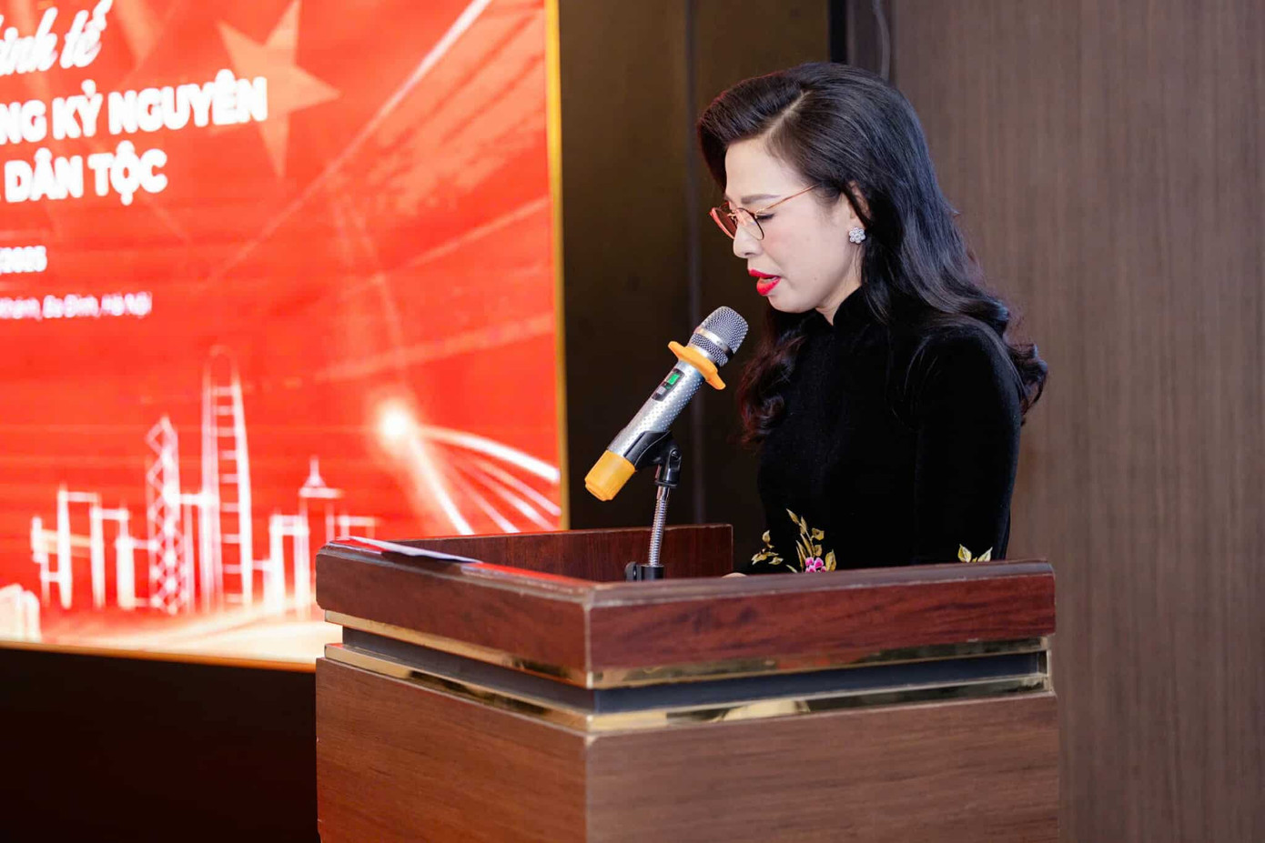 Chủ tịch sáng lập và điều hành Hội đồng Nữ doanh nhân quốc tế phát biểu tại sự kiện.