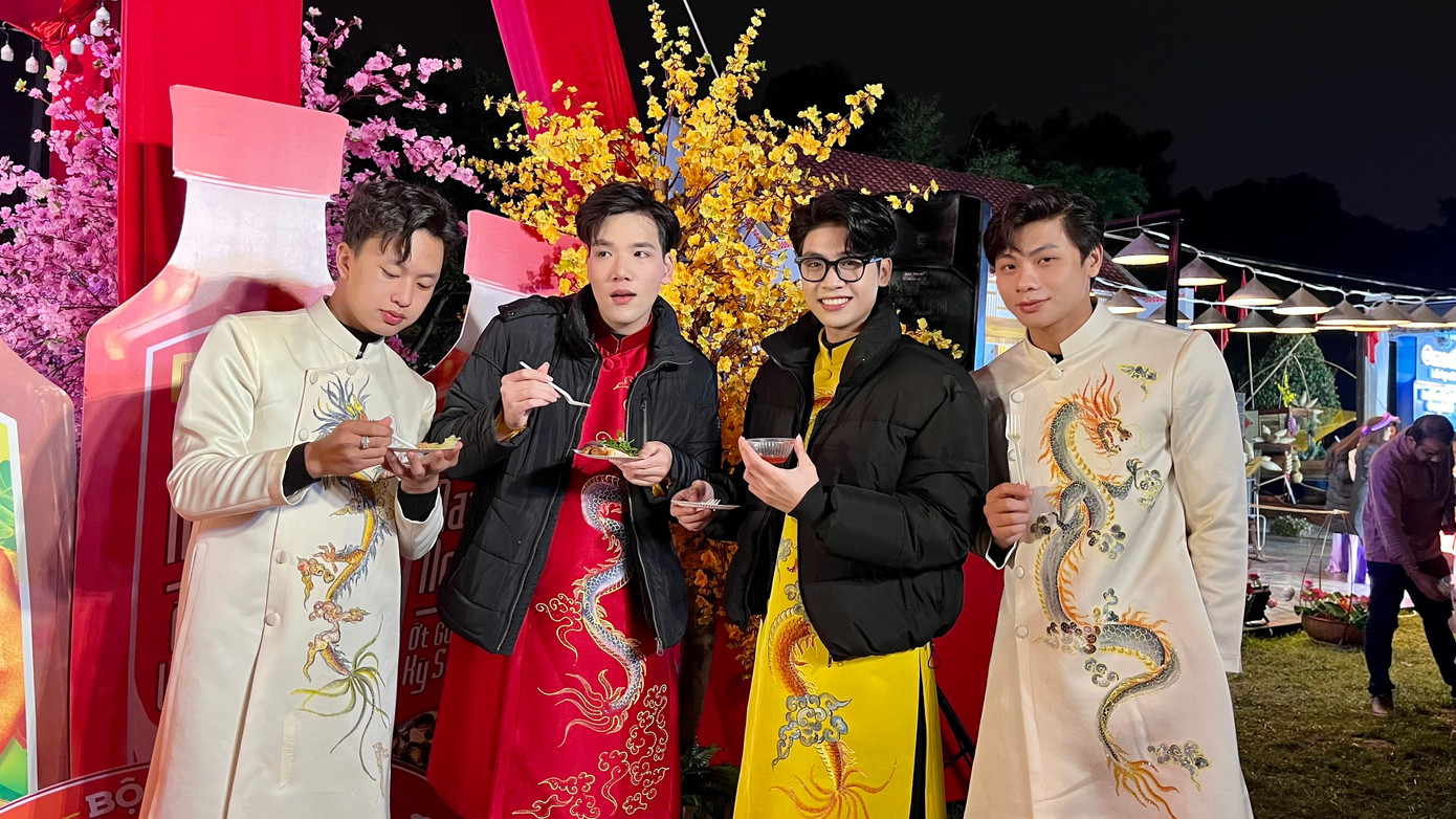 Bạn Minh Hoàng cho biết: "Tôi và các bạn đều tham gia trình diễn áo dài vào buổi tối khai mạc, nên trước đó chúng tôi đều rất háo hức. Một phần vì buổi trình diễn, phần còn lại cảm thấy háo hức vì sẽ được trải nghiệm rất nhiều món ngon ba miền. Tranh thủ giờ rảnh, chúng tôi đã ăn thử bánh xèo, bánh đúc, bánh khảo, chả rươi... Tất cả đều rất ngon, đặc biệt lại hoàn toàn miễn phí".