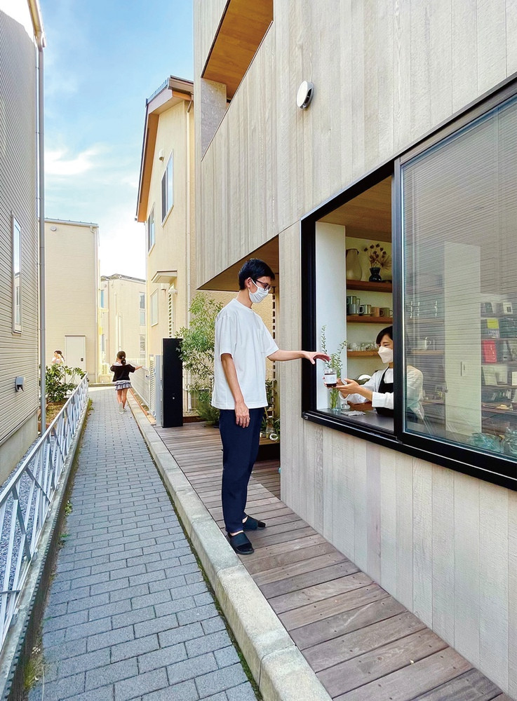 Tại tầng trệt được chia thành nhiều khu trong đó có không gian như một quán cà phê. Tại tầng trệt được chia thành nhiều khu trong đó có không gian như một quán cà phê.