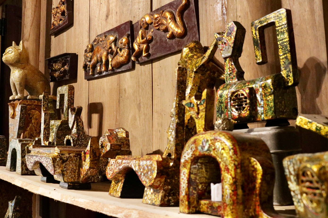 Một góc trong bộ sưu tập 2023 bức tượng mèo chào Xuân Quý Mão 2023