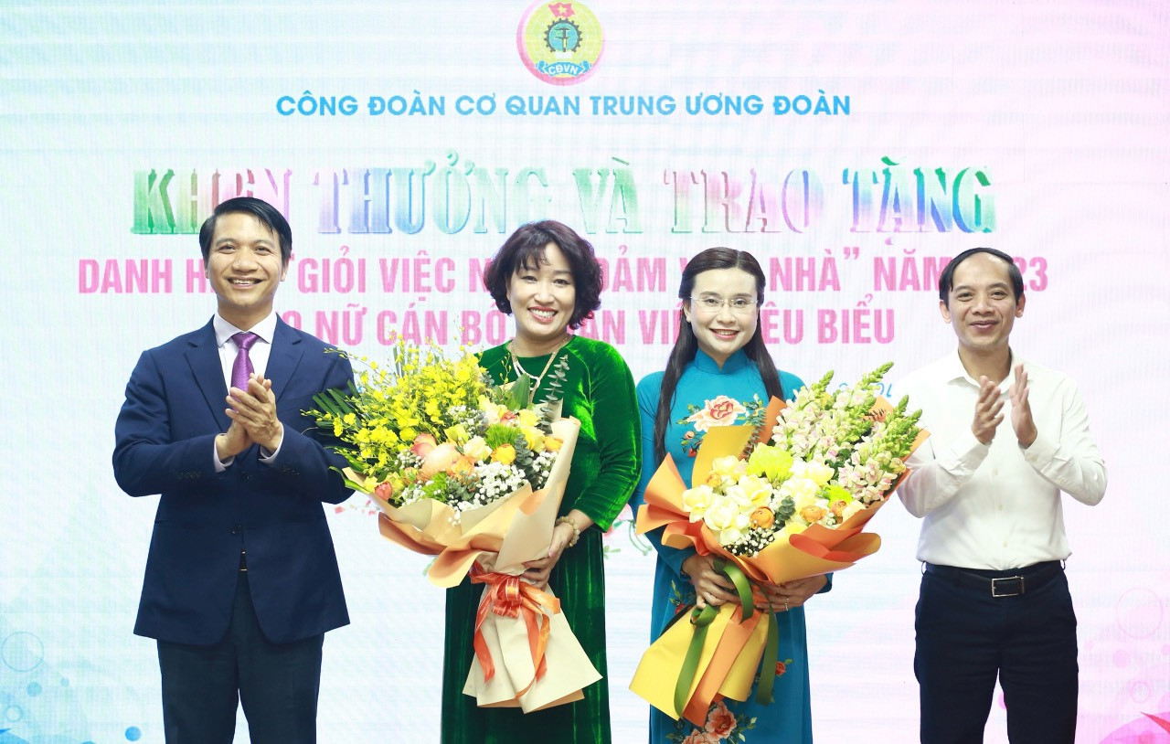 Anh Nguyễn Ngọc Lương và anh Nguyễn Thanh Tùng tặng hoa chúc mừng chị Nguyễn Phạm Duy Trang và chị Lê Hồng Hạnh. Anh Nguyễn Ngọc Lương và anh Nguyễn Thanh Tùng tặng hoa chúc mừng chị Nguyễn Phạm Duy Trang và chị Lê Hồng Hạnh.
