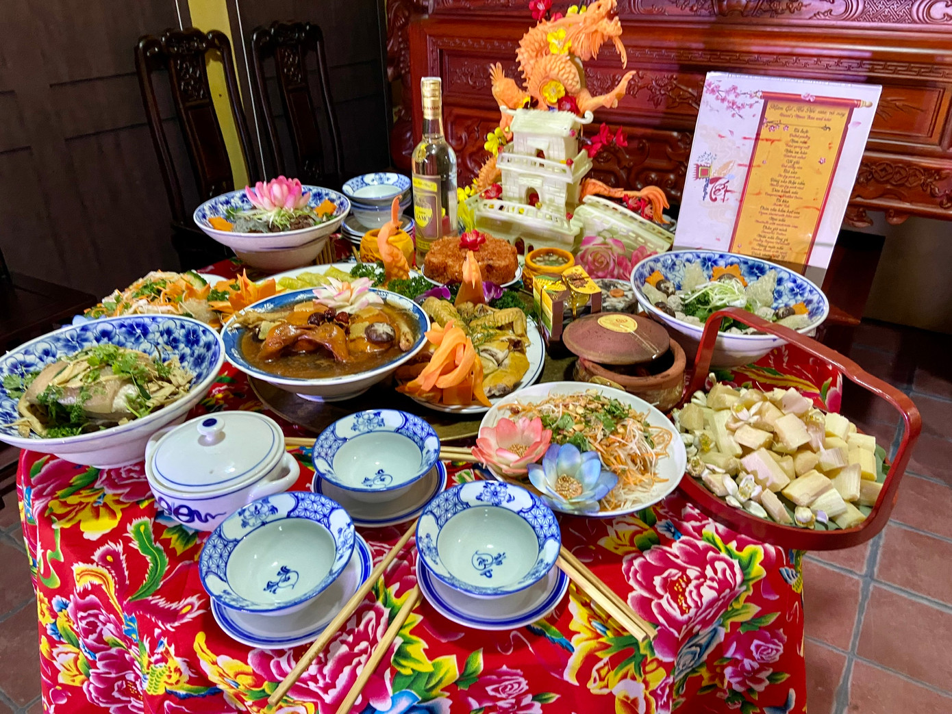 Tại đây, những mâm cỗ Tết được kết hợp hài hòa giữa những nét cổ truyền và đương đại cũng thu hút nhiều sự quan tâm của du khách.