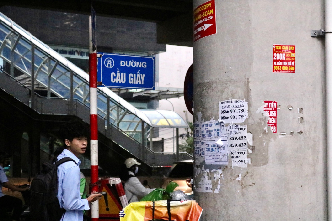 Ngoài những quảng cáo mới xuất hiện thì dọc tuyến đường sắt đô thị Nhổn - ga Hà Nội cũng lem nhem nhiều loại quảng cáo, sơn vẽ bôi bẩn khác như "cho thuê phòng trọ", " dịch vụ lái xe cho người say", " Photocopy in màu - scan"... Những quảng cáo này được dán khắp các trụ cầu của tuyến đường sắt.