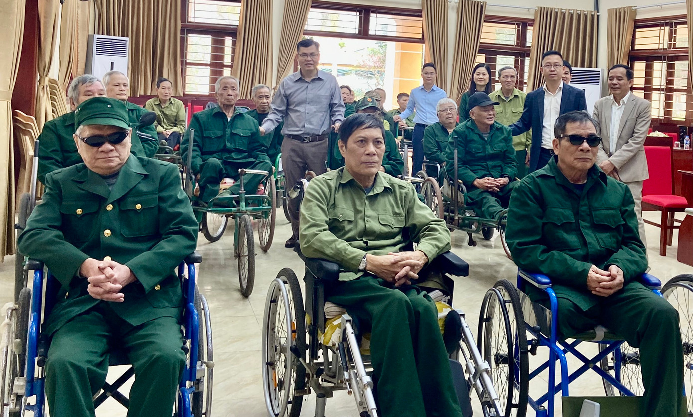 Theo đó, đoàn công tác báo Tiền Phong và Ngân hàng BIDV chi nhánh Hà Nam đã thăm hỏi, tặng quà tết cho các thương bệnh binh tại 3 trung tâm điều dưỡng trên địa bàn tỉnh Hà Nam: Trung tâm điều dưỡng Thương binh Duy Tiên, Trung tâm điều dưỡng Thương binh Kim Bảng và Trung tâm điều dưỡng Thương binh Liêm Cần.