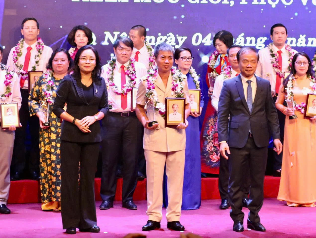 Nhiều cán bộ, công chức, viên chức, người lao động được tuyên dương trong buổi lễ.