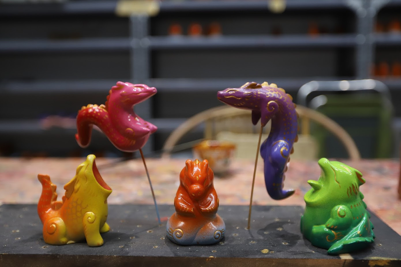 Theo các họa sĩ Gen Z chia sẻ, cả 5 chú rồng với màu sắc tươi mới cùng các tính cách, trạng thái, biểu cảm: bình thản, hạnh phúc, ngủ, ngáp, làm dáng hay khóc nhè… như những biểu cảm quen thuộc của mỗi chúng ta hàng ngày. Theo các họa sĩ Gen Z chia sẻ, cả 5 chú rồng với màu sắc tươi mới cùng các tính cách, trạng thái, biểu cảm: bình thản, hạnh phúc, ngủ, ngáp, làm dáng hay khóc nhè… như những biểu cảm quen thuộc của mỗi chúng ta hàng ngày.