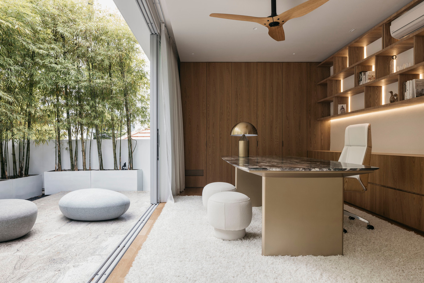 Những mảng xanh bao phủ tường rào xung quanh ngôi nhà, mang lại cảm giác hoà mình hoàn toàn vào thiên nhiên, trong khi hồ bơi được bố trí ngay cạnh không gian sinh hoạt, tạo nên sự thư giãn và gần gũi với nước.