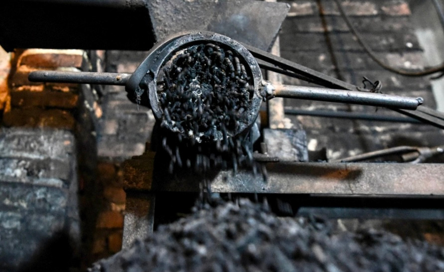 Nhựa trám và than hoa sau khi trộn với nhau sẽ được cho vào máy nghiền tạo để tạo thành một hỗn hợp đồng nhất.