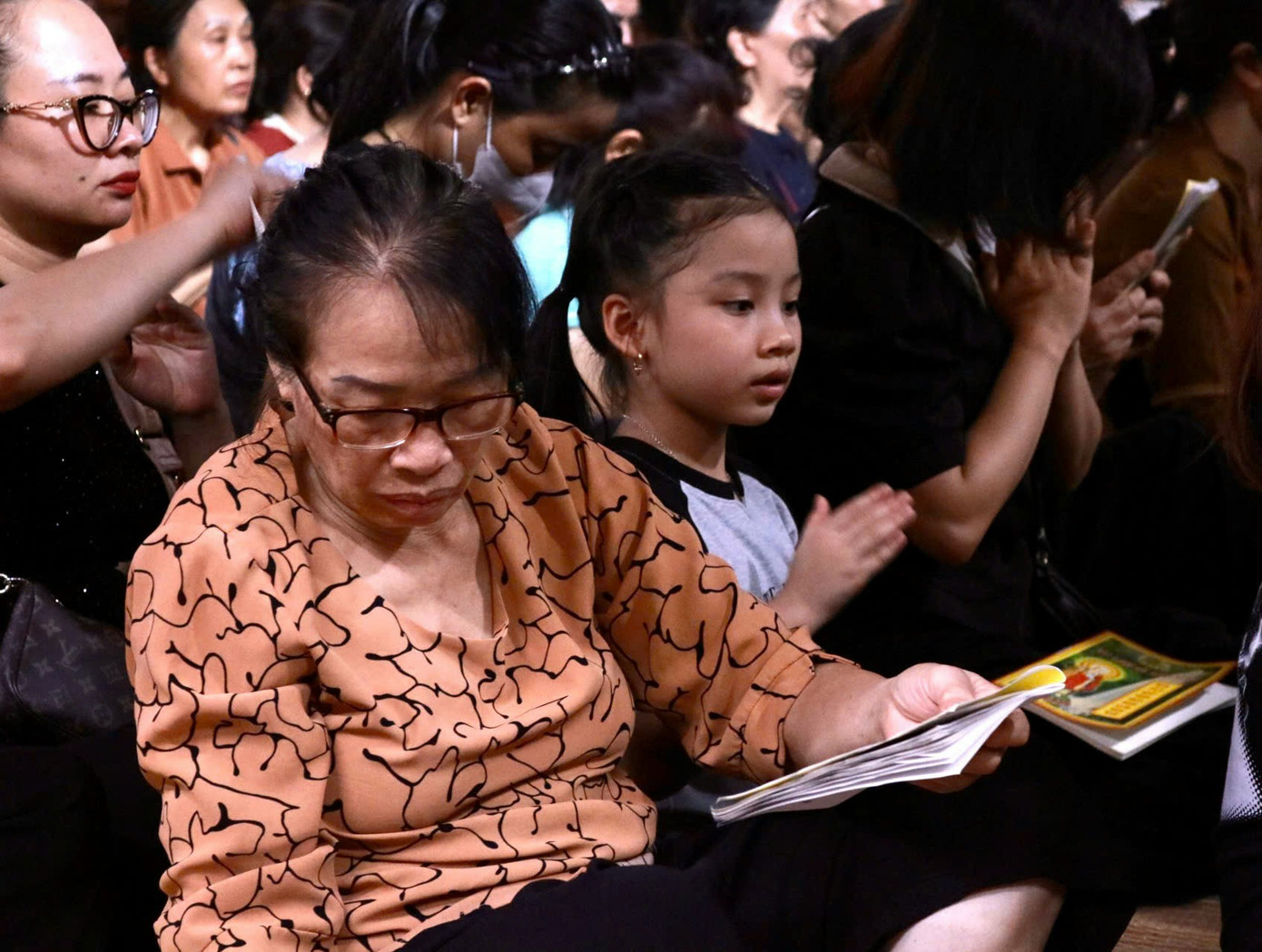 Theo ghi nhận tối 17/8, hàng trăm người dân đã đổ về chùa Phúc Khánh dâng hương, làm lễ và tụng kinh, niệm Phật cầu quốc thái dân an, siêu độ vong linh, cầu bình yên cho bản thân và gia đình, đặc biệt là hướng đến tri ân những bậc sinh thành trong mùa Vu Lan.