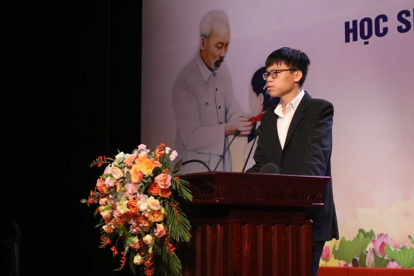 Đại diện học sinh tại Lễ tuyên dương bày tỏ xúc động và chân thành cảm ơn tới lãnh đạo Công đoàn Viên chức Việt Nam, bày tỏ lòng biết ơn sâu sắc với công ơn dưỡng dục của các bậc phụ huynh đã luôn dành nhiều thời gian, tâm huyết định hướng, hỗ trợ tạo điều kiện và cổ vũ cho các em trong suốt quá trình học tập, rèn luyện để có thể đạt được những thành tích cao. Đại diện học sinh tại Lễ tuyên dương bày tỏ xúc động và chân thành cảm ơn tới lãnh đạo Công đoàn Viên chức Việt Nam, bày tỏ lòng biết ơn sâu sắc với công ơn dưỡng dục của các bậc phụ huynh đã luôn dành nhiều thời gian, tâm huyết định hướng, hỗ trợ tạo điều kiện và cổ vũ cho các em trong suốt quá trình học tập, rèn luyện để có thể đạt được những thành tích cao.