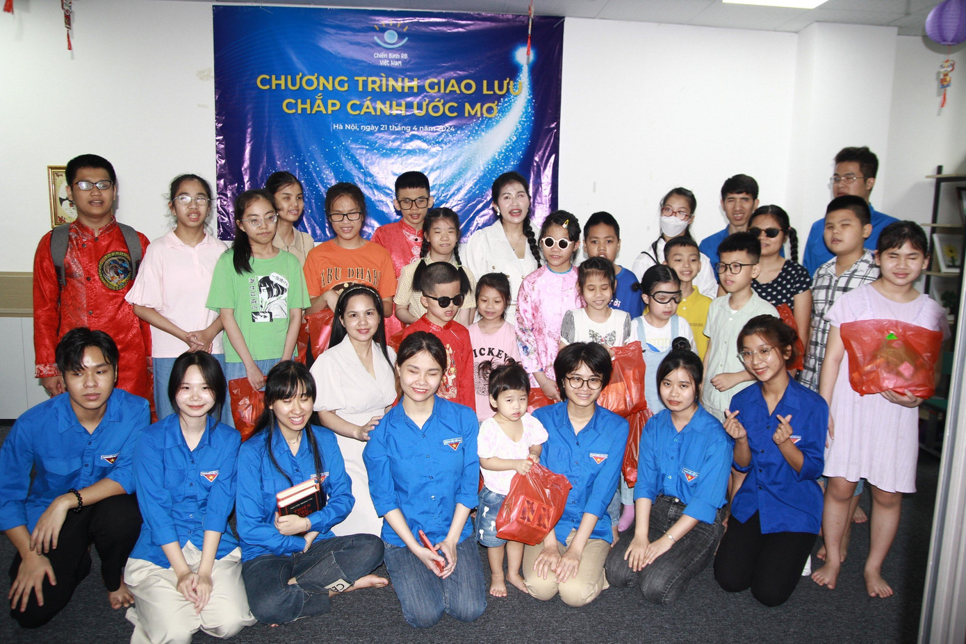 Đội tình nguyện RB hỗ trợ cùng cộng đồng U nguyên bào võng mạc tổ chức chương trình “Giao lưu chắp cánh ước mơ” cho các bạn nhỏ. Ảnh: NVCC Đội tình nguyện RB hỗ trợ cùng cộng đồng U nguyên bào võng mạc tổ chức chương trình “Giao lưu chắp cánh ước mơ” cho các bạn nhỏ. Ảnh: NVCC