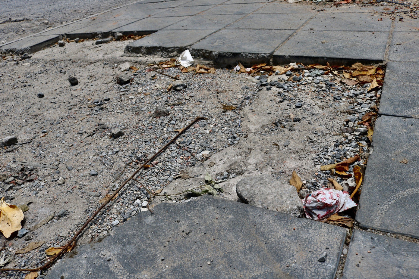 Vỉa hè trên đoạn đường nứt vỡ, bong tróc gây mất mỹ quan đô thị.