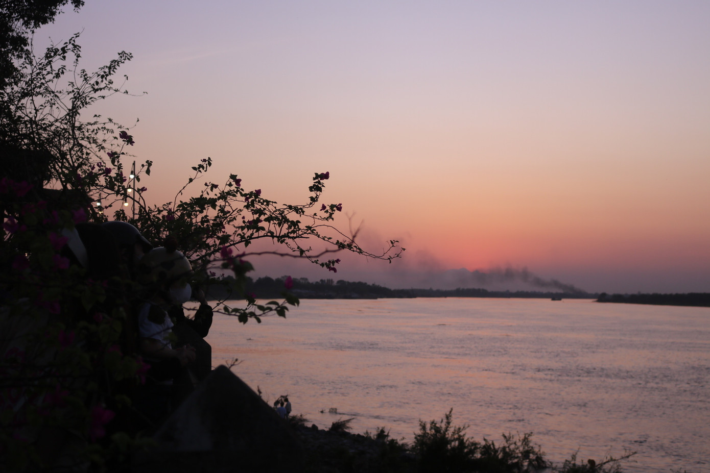 Giữa Thủ đô, hiếm khi có cơ hội để nhìn thấy khoảnh khắc bình dị cuối ngày.