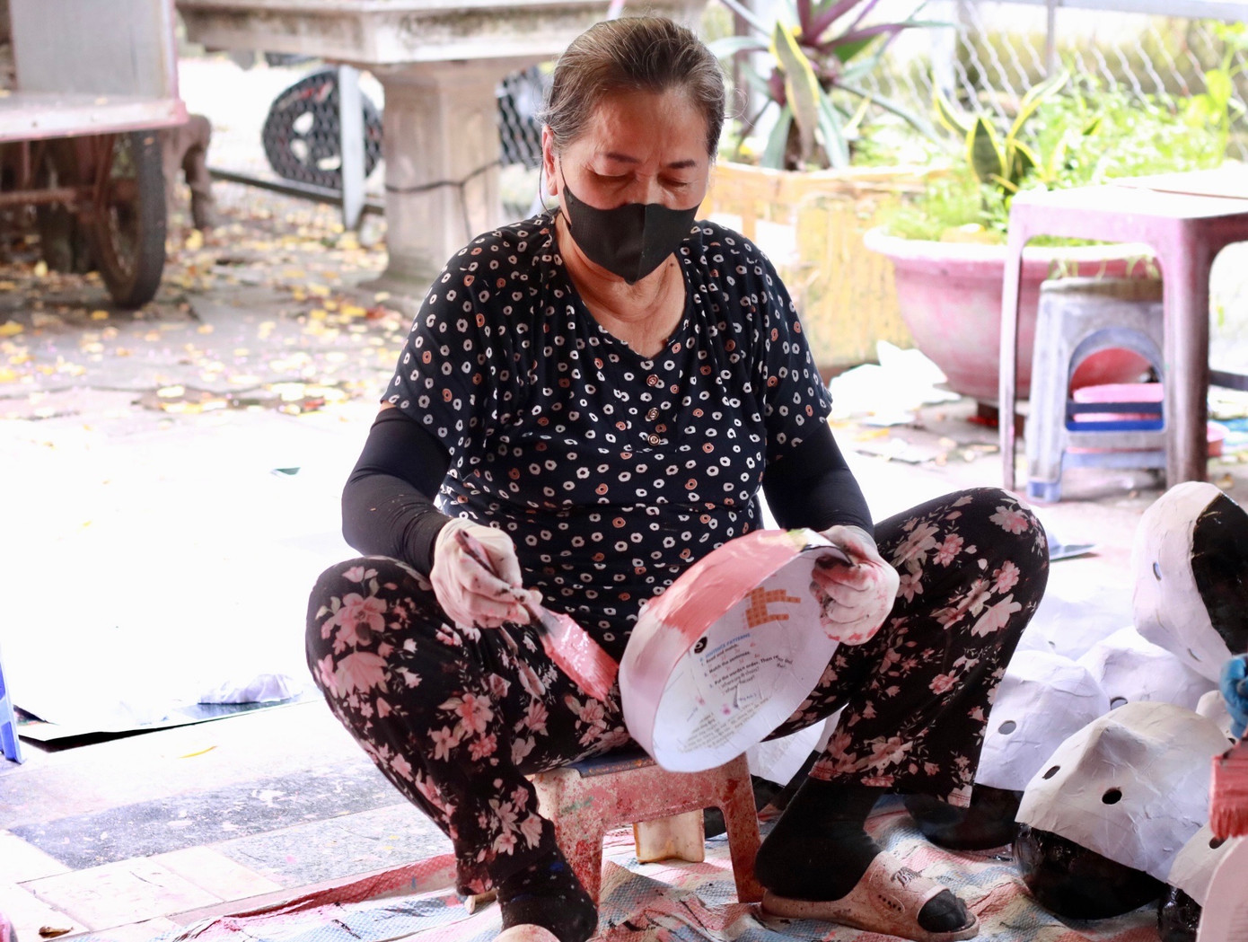 Theo chia sẻ của người dân tại làng, nghề làm đồ chơi Trung thu đã xuất hiện ở đây từ khoảng cuối những năm 80 của thế kỷ XX. Các sản phẩm đồ chơi Trung thu làm ra ở đây được phân phối đi khắp các tỉnh, thành trên cả nước như Hà Nội, Hải Phòng, Hải Dương, Nam Định, .... và xa nhất là Đà Nẵng.