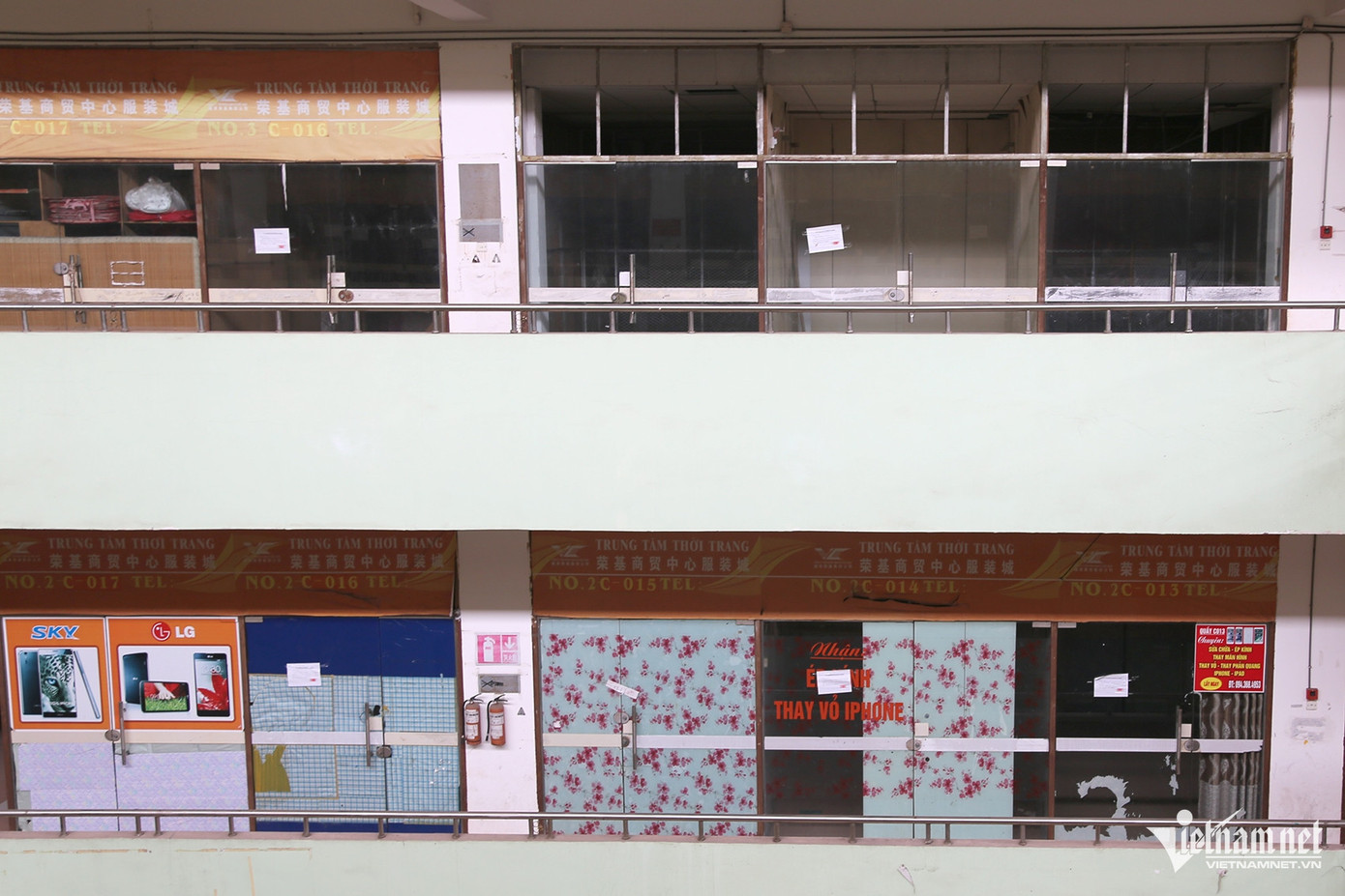 Hàng loạt ki-ốt bên trong trung tâm thương mại đã khóa trái, không có dấu hiệu buôn bán trở lại. Ảnh: Phạm Công. Hàng loạt ki-ốt bên trong trung tâm thương mại đã khóa trái, không có dấu hiệu buôn bán trở lại. Ảnh: Phạm Công.