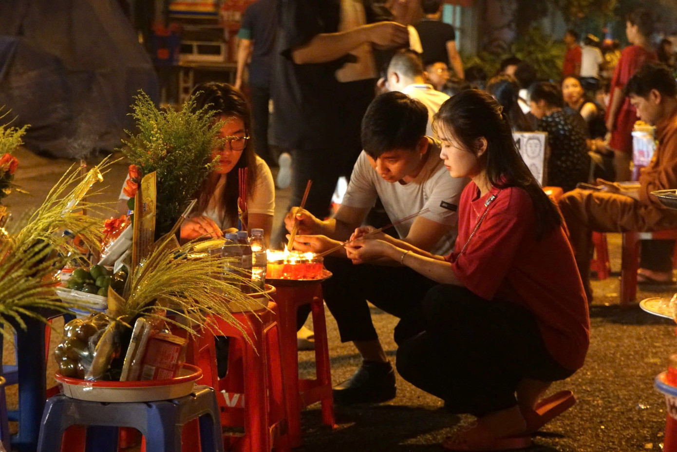 Những mâm lễ được các bạn trẻ mua tại các cửa hàng ngay cổng Phủ Tây Hồ với mức giá từ 150.000 - 500.000 đồng.