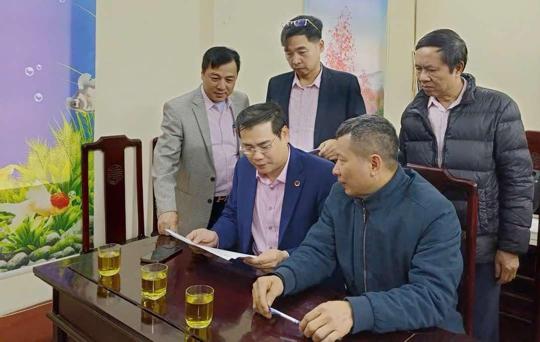 Đoàn công tác NHCSXH trao đổi với hộ vay ở xã Vạn Hoà, thành phố Lào Cai. Đoàn công tác NHCSXH trao đổi với hộ vay ở xã Vạn Hoà, thành phố Lào Cai.