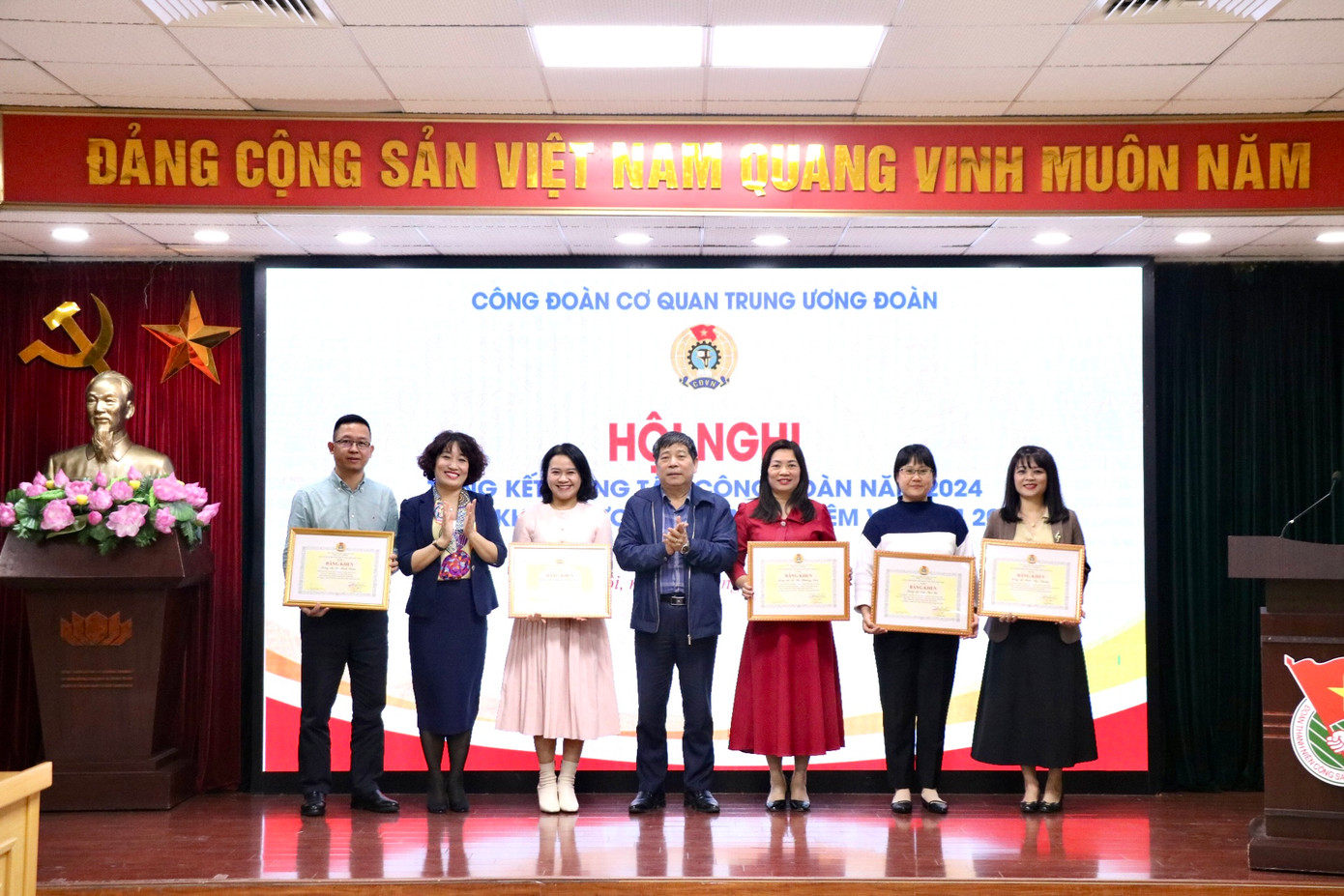 Các tập thể và cá nhân có thành tích xuất sắc trong phong trào thi đua nhận khen thưởng từ Công đoàn Viên chức VN và Công đoàn cơ quan Trung ương Đoàn. Các tập thể và cá nhân có thành tích xuất sắc trong phong trào thi đua nhận khen thưởng từ Công đoàn Viên chức VN và Công đoàn cơ quan Trung ương Đoàn.