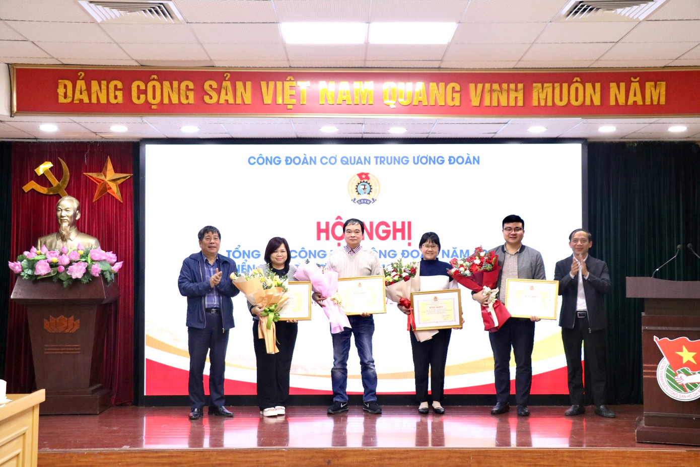 Các tập thể và cá nhân có thành tích xuất sắc trong phong trào thi đua nhận khen thưởng từ Công đoàn Viên chức VN và Công đoàn cơ quan Trung ương Đoàn. Các tập thể và cá nhân có thành tích xuất sắc trong phong trào thi đua nhận khen thưởng từ Công đoàn Viên chức VN và Công đoàn cơ quan Trung ương Đoàn.