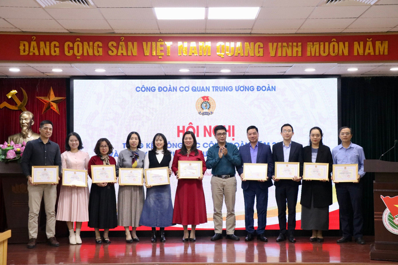 Các tập thể và cá nhân có thành tích xuất sắc trong phong trào thi đua nhận khen thưởng từ Công đoàn Viên chức VN và Công đoàn cơ quan Trung ương Đoàn. Các tập thể và cá nhân có thành tích xuất sắc trong phong trào thi đua nhận khen thưởng từ Công đoàn Viên chức VN và Công đoàn cơ quan Trung ương Đoàn.