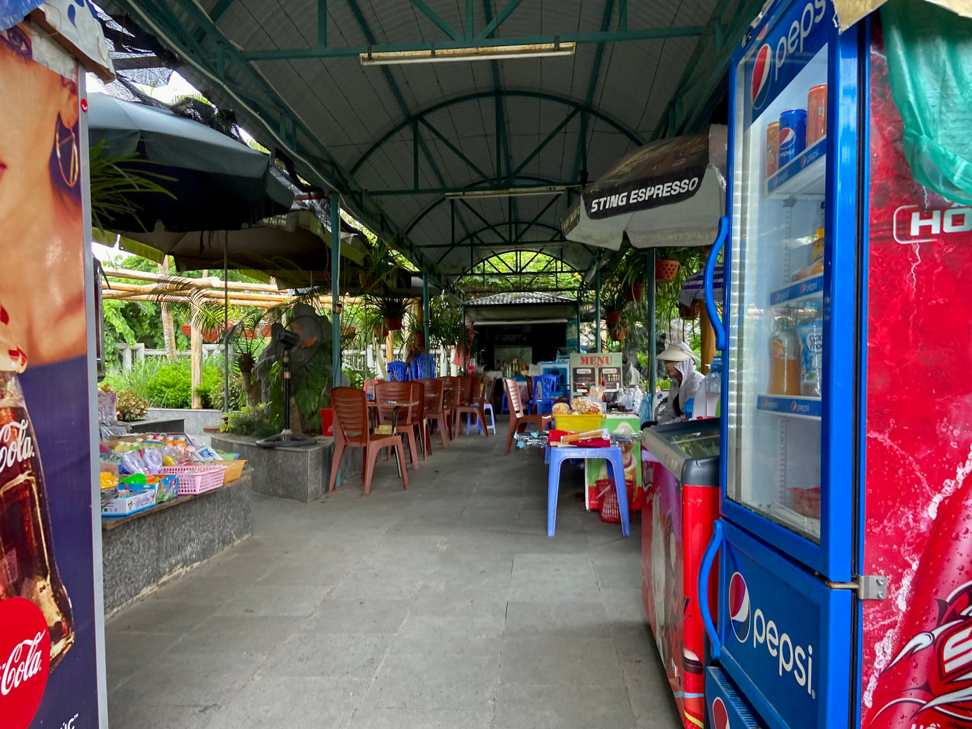 Khuôn viên phía trên chuồng hổ vốn được xây dựng để người tham quan có chỗ nhìn xuống chuồng nay đã bị chiếm dụng làm quán nước, bàn ghế, hàng hóa bày tràn lan chiếm gần hết lối đi lại. Khuôn viên phía trên chuồng hổ vốn được xây dựng để người tham quan có chỗ nhìn xuống chuồng nay đã bị chiếm dụng làm quán nước, bàn ghế, hàng hóa bày tràn lan chiếm gần hết lối đi lại.