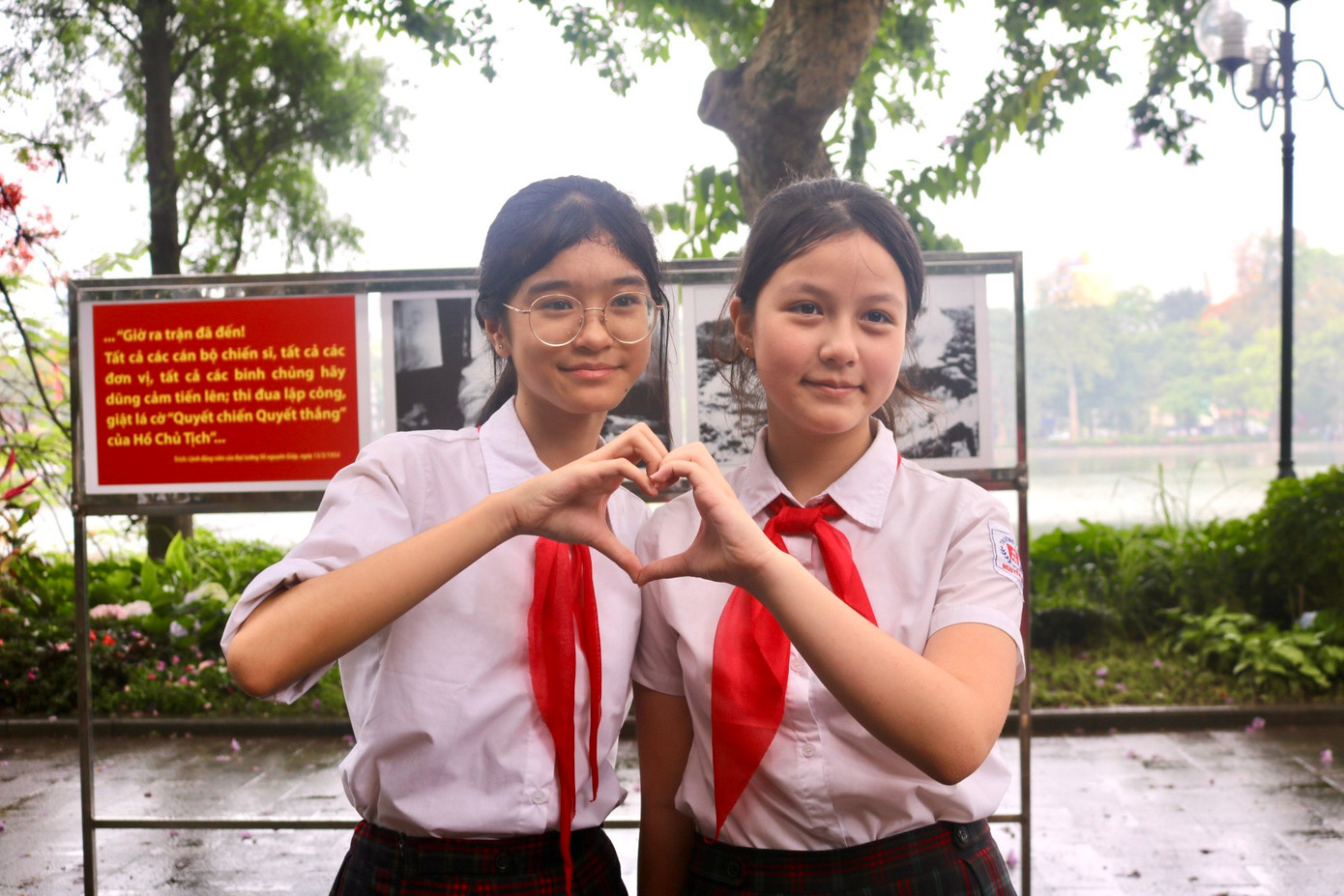 Em Thảo My và Khánh Huyền, học sinh lớp 7G, Trường Trung học cơ sở Nguyễn Du xúc động chia sẻ: “Qua buổi học thực tế ngày hôm nay, chúng em hiểu rõ hơn về lịch sử của đất nước, về chiến thắng lịch sử Điện Biên Phủ và hiểu rằng nhờ có những thế hệ đi trước mà mới có đất nước của ngày hôm nay. Các em rất tự hào về truyền thống đấu tranh anh dũng của cha ông ta, từ đó nâng cao ý thức, trách nhiệm của mình đối với đất nước. Các em xin hứa cố gắng học tập, rèn luyện thật tốt để xứng đáng là con ngoan, trò giỏi, đội viên tốt, cháu ngoan Bác Hồ, chủ nhân Thăng Long".