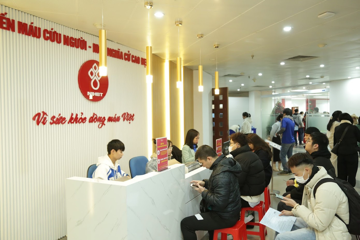 Ngay từ sáng sớm, nhiều người dân đã có mặt tại Viện Huyết học – Truyền máu Trung ương để đăng ký tham gia chương trình hiến máu Chủ nhật Đỏ.