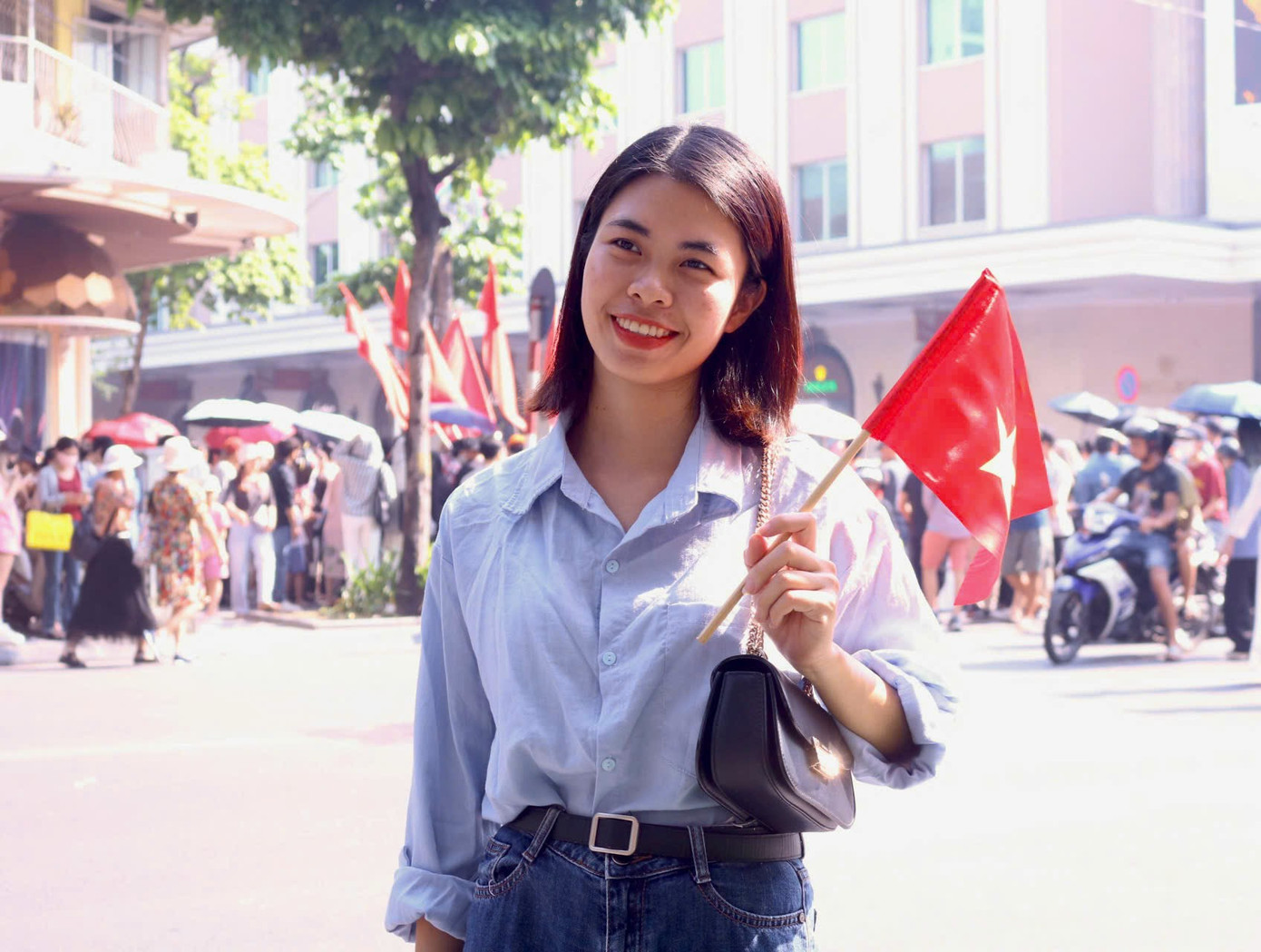 Nhiều bạn trẻ đến từ sáng sớm với lá quốc kỳ trên tay.